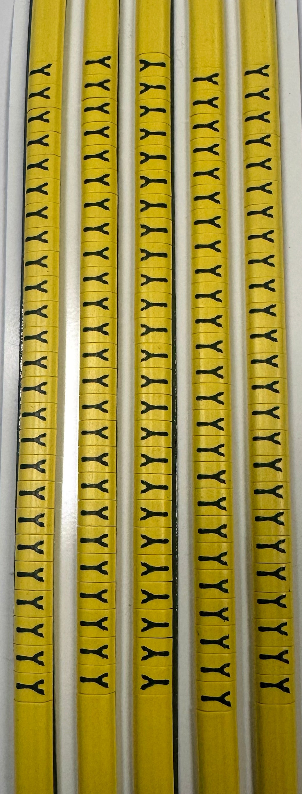 30BYY - Ademark Style P3 Conductor Markers, PVC, Letter Y, 3mm, Negro & Amarillo, 10 Strips
