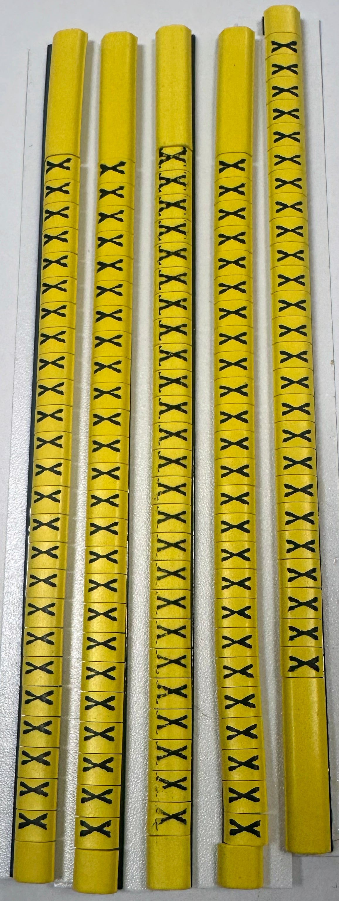 30BYX - Ademark Style P3 Conductor Markers, PVC, Letter X, 3mm, Negro & Amarillo, 10 Strips