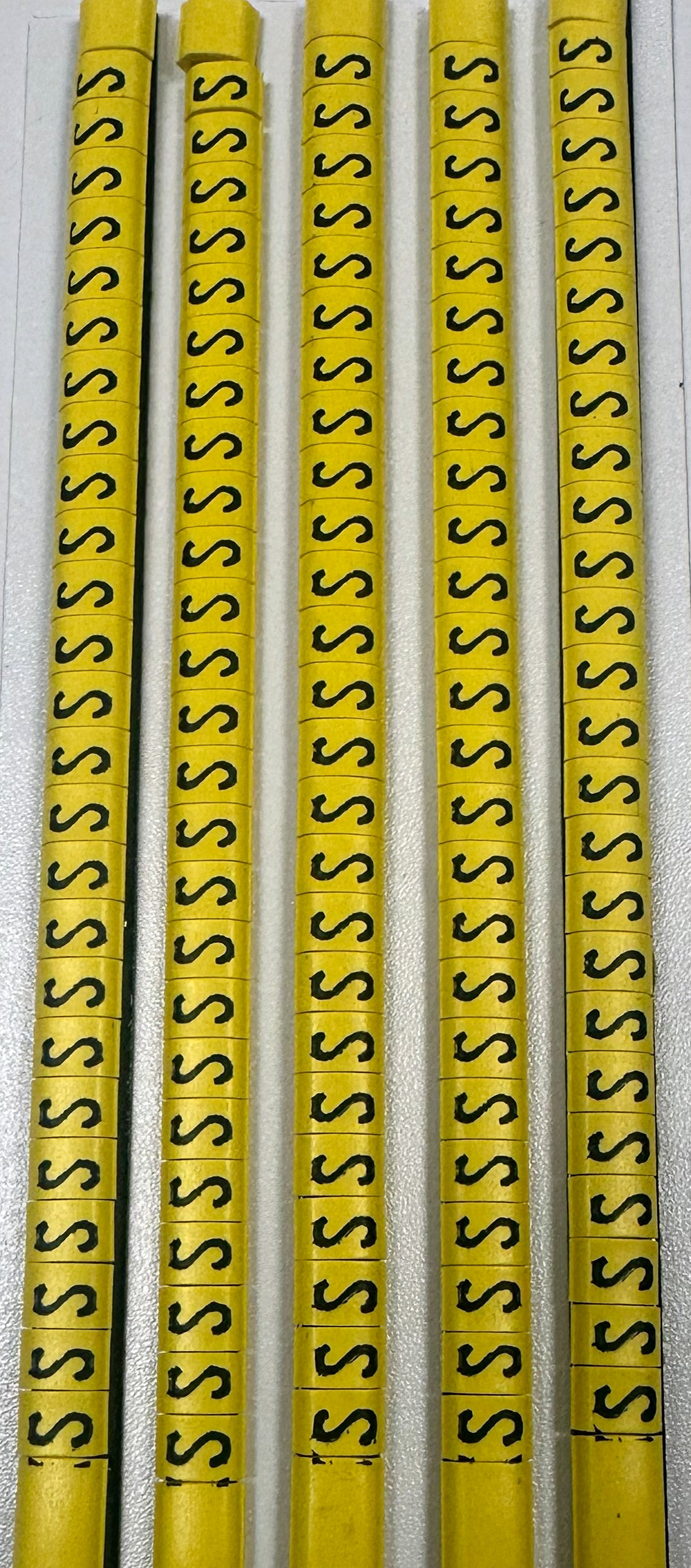 30BYS - Ademark Style P3 Conductor Markers, PVC, Letter S, 3mm, Negro & Amarillo, 10 Strips