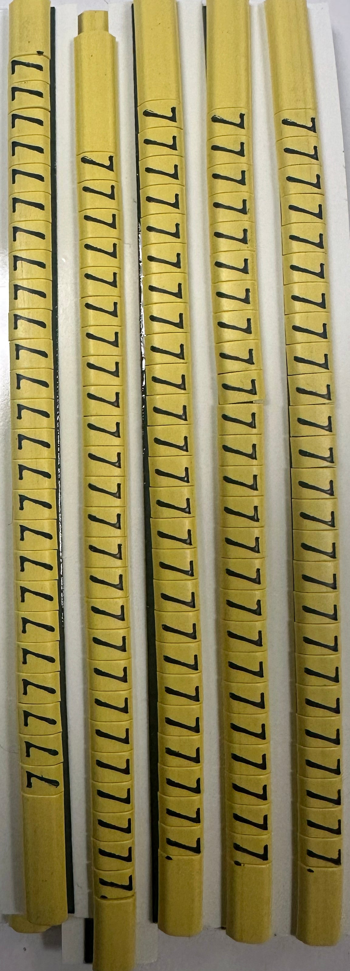 30BY7 - Ademark Style P3 Conductor Markers, PVC, Number 7, 3mm, Negro & Amarillo, 10 Strips