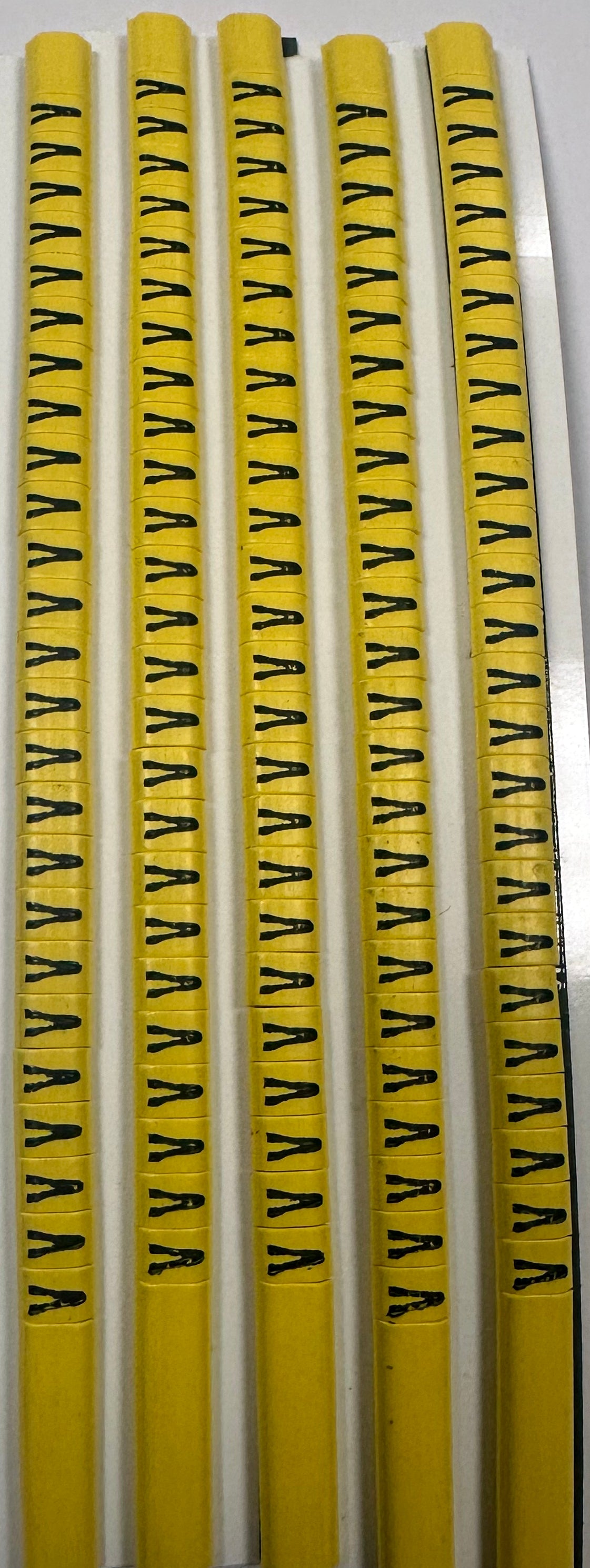30BYV - Ademark Style P3 Conductor Markers, PVC, Letter V, 3mm, Negro & Amarillo, 10 Strips