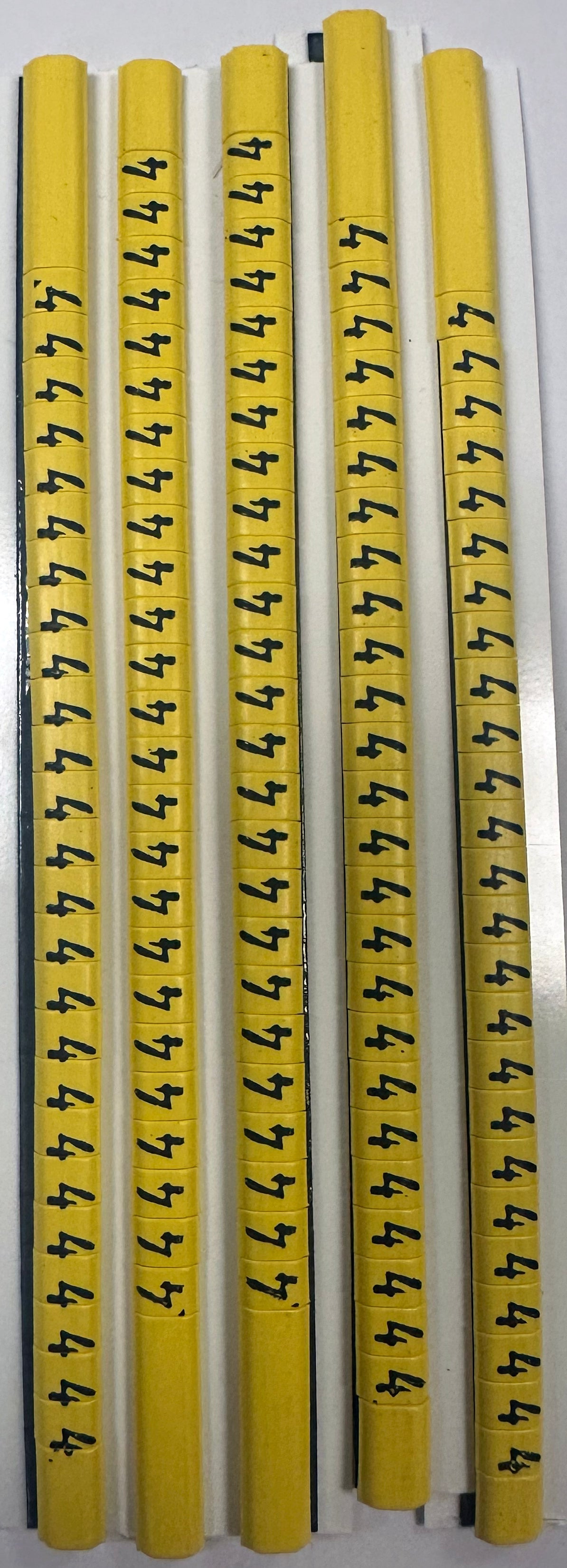 30BY4 - Ademark Style P3 Conductor Markers, PVC, Number 4, 3mm, Negro & Amarillo, 10 Strips