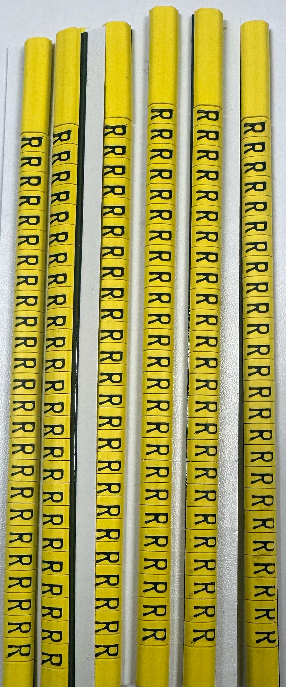 30BYR - Ademark Style P3 Conductor Markers, PVC, Letter R, 3mm, Negro & Amarillo, 10 Strips