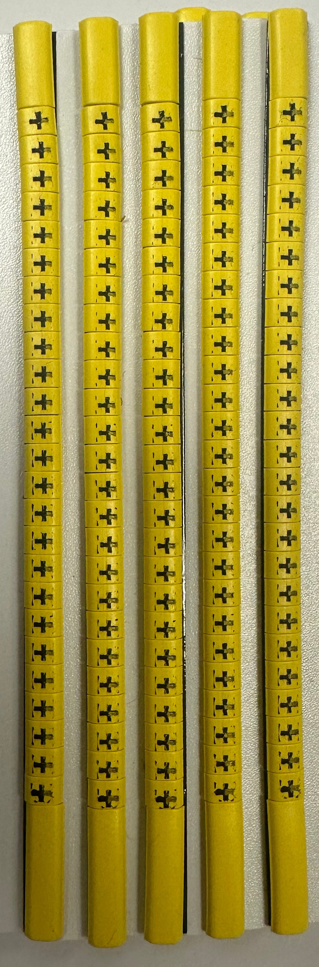 30BY+ - Ademark Style P3 Conductor Markers, PVC, Plus Symbol, 3mm, Negro & Amarillo, 10 Strips
